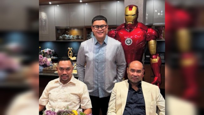 Ahmad Sahroni dan koleksi Iron Man. [X]